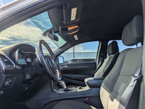 Used 2019 Jeep Grand Cherokee Laredo AWD/4WD image 14