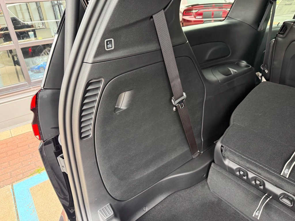 New 2027 Chrysler Pacifica Select FWD image 14