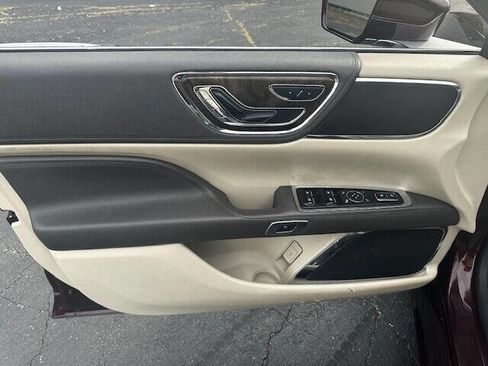 Used 2017 Lincoln Continental Select image 21