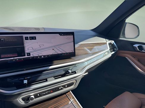 Used 2024 BMW X5 xDrive40i w/ Parking Assistance Package image 25