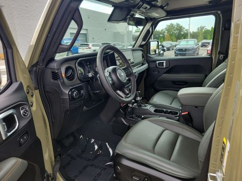 Used 2025 Jeep Gladiator Mojave w/ Convenience Group AWD/4WD image 14