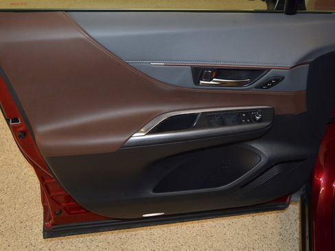 Used 2021 Toyota Venza Limited image 14