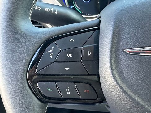 Used 2024 Chrysler Pacifica Select image 33