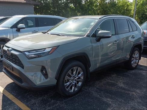 Used 2022 Toyota RAV4 XLE Premium AWD/4WD image 4