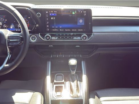 Used 2024 Chevrolet Colorado LT w/ LT Convenience Package III image 10