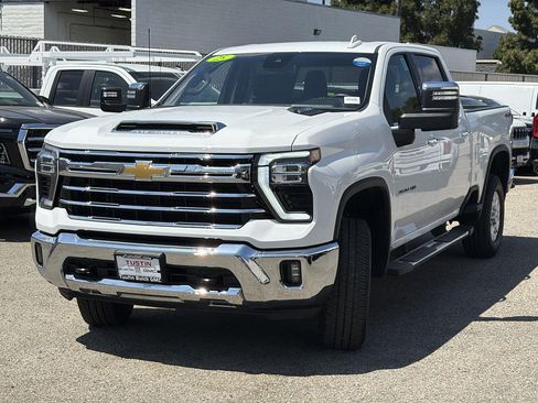 Used 2025 Chevrolet Silverado 2500 LTZ AWD/4WD image 3