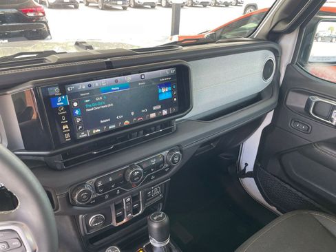 Used 2025 Jeep Wrangler Sahara image 18