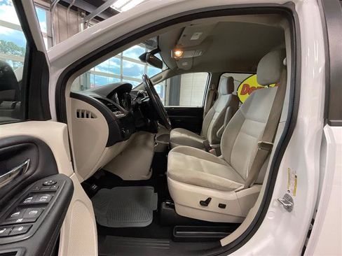 Used 2019 Dodge Grand Caravan SE w/ UConnect Hands-Free Group image 11