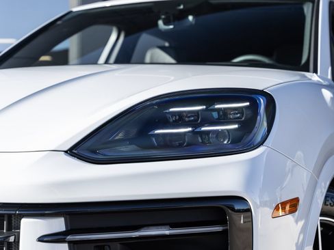 Certified 2026 Porsche Cayenne AWD/4WD image 17