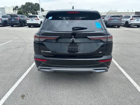 Used 2025 Mitsubishi Outlander SE FWD image 4