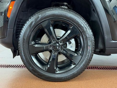 Used 2025 Jeep Grand Cherokee L Limited w/ Black Appearance Package image 8