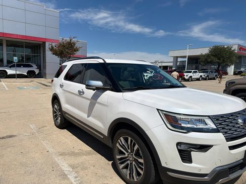 Used 2018 Ford Explorer Platinum AWD/4WD image 2