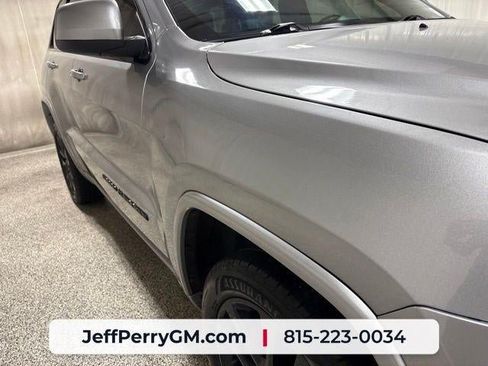 Used 2018 Jeep Grand Cherokee Laredo AWD/4WD image 8