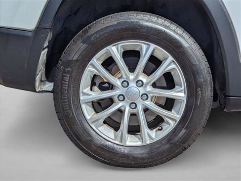 Used 2019 Jeep Cherokee Latitude w/ Popular Appearance Group AWD/4WD image 23