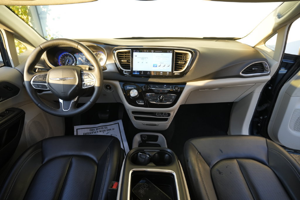 Used 2023 Chrysler Pacifica Touring-L FWD image 32