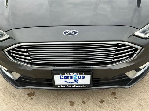 Used 2017 Ford Fusion SE w/ Fusion SE Technology Package FWD image 12