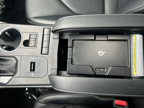 Used 2022 Toyota Highlander XLE AWD/4WD image 24