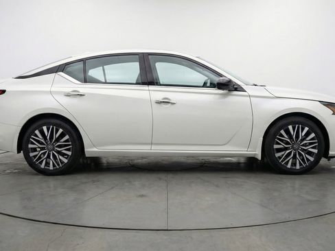 Used 2025 Nissan Altima 2.5 SV image 11