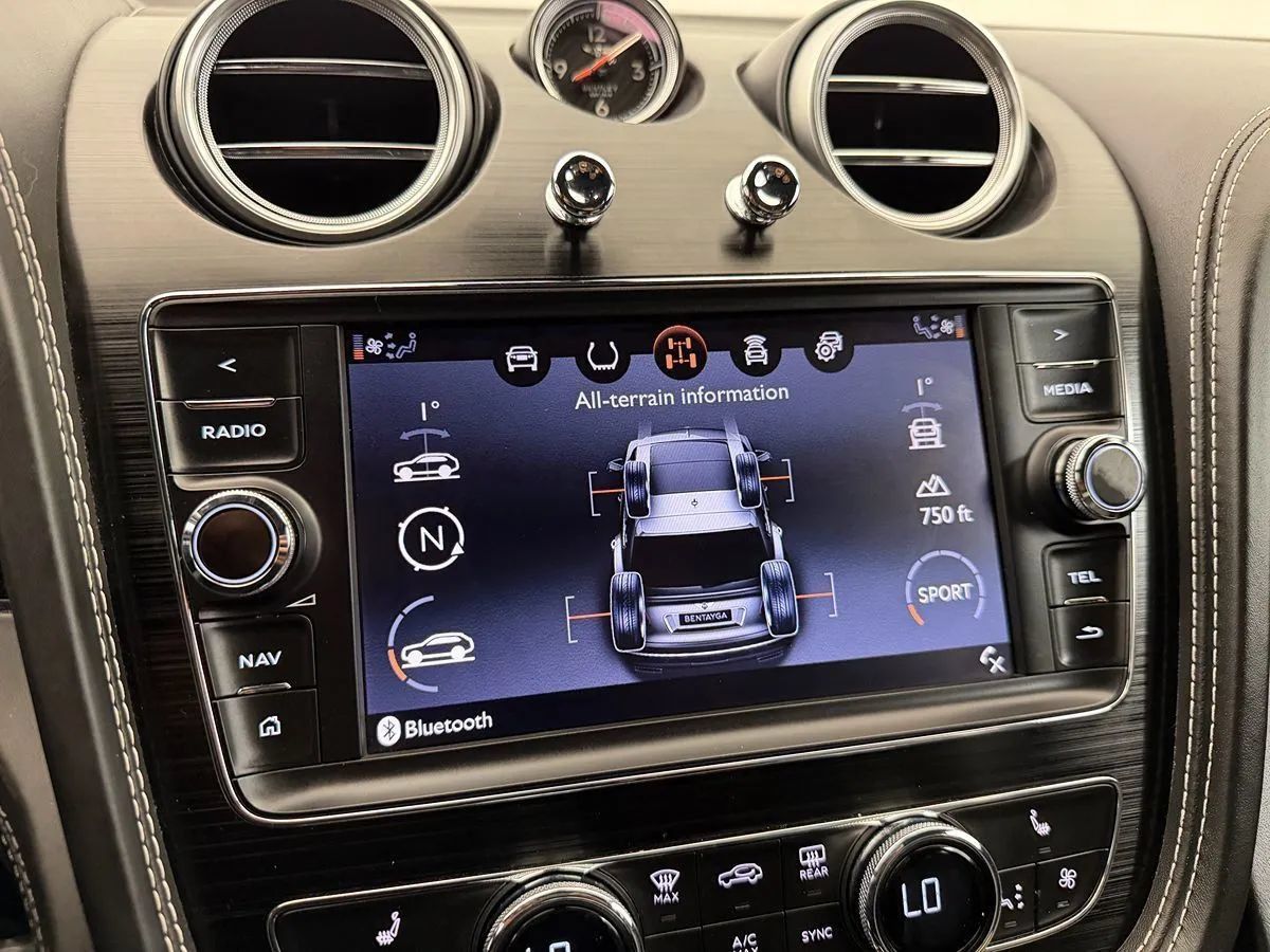 Used 2017 Bentley Bentayga AWD/4WD image 27