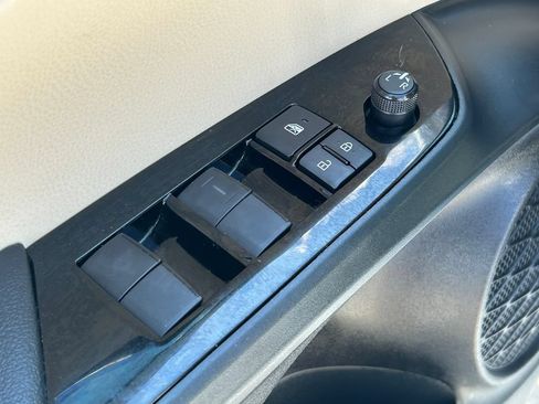 Used 2022 Toyota Prius Limited w/ Premium Convenience Package FWD image 23
