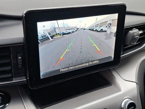 Used 2022 Ford Explorer XLT w/ Equipment Group 202A image 18