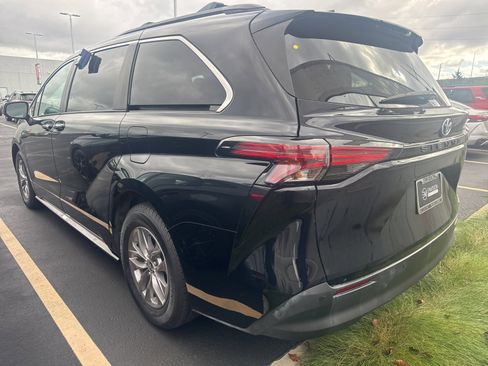 Used 2022 Toyota Sienna XLE w/ XLE Plus Package image 3