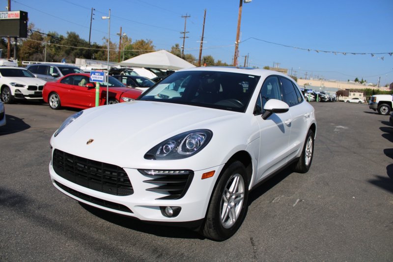 Used 2018 Porsche Macan AWD/4WD image 3