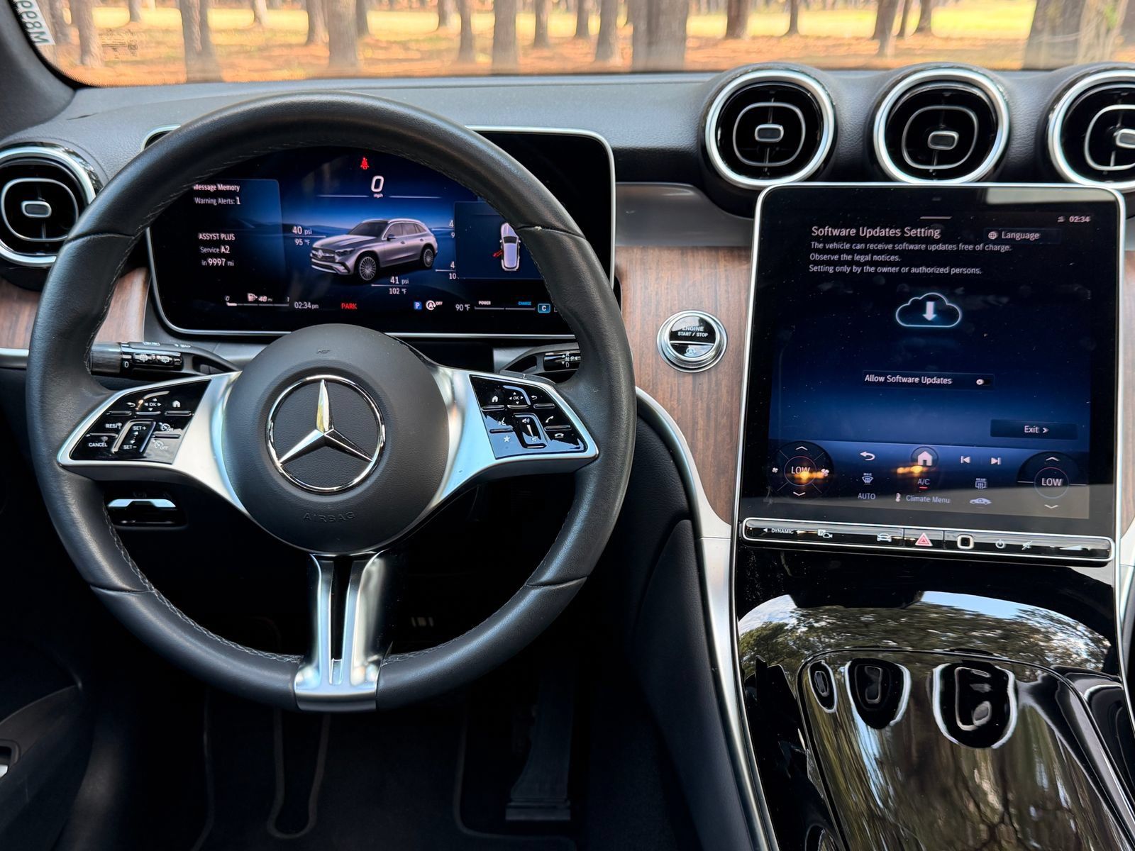 Used 2025 Mercedes-Benz GLC 300 image 3
