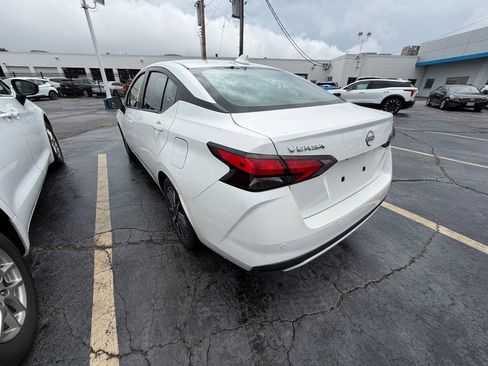 Used 2023 Nissan Versa SV FWD image 3
