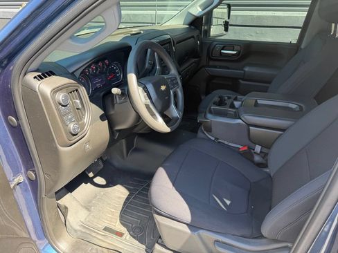 Used 2022 Chevrolet Silverado 2500 Custom w/ Custom Value Package AWD/4WD image 4