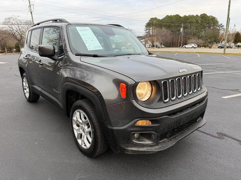 Used 2018 Jeep Renegade Latitude image 4