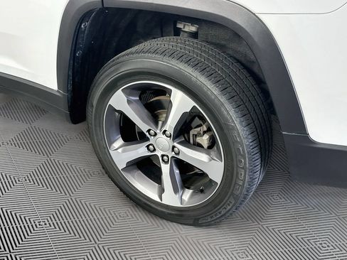Used 2024 Jeep Grand Cherokee L Limited AWD/4WD image 39
