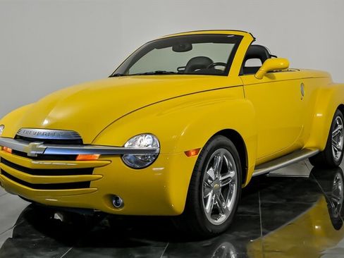 Used 2005 Chevrolet SSR w/ Preferred Equipment Group RWD image 5
