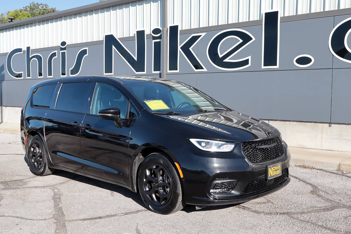 Used 2022 Chrysler Pacifica Touring-L w/ Uconnect Theater Family Group FWD image 1