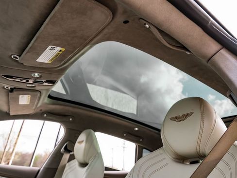 Used 2021 Aston Martin DBX image 21