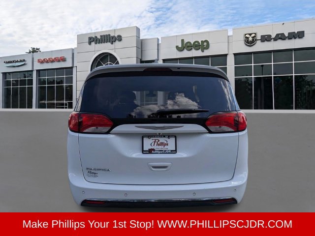 Used 2017 Chrysler Pacifica Touring-L FWD image 4