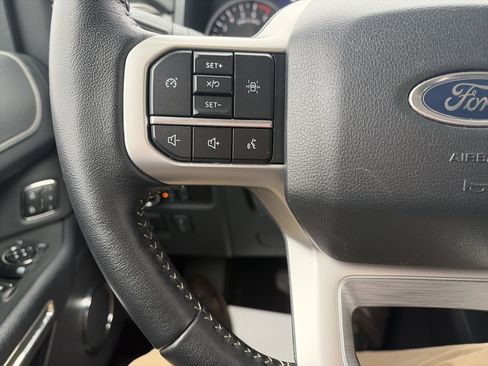 Used 2024 Ford Expedition XLT image 19