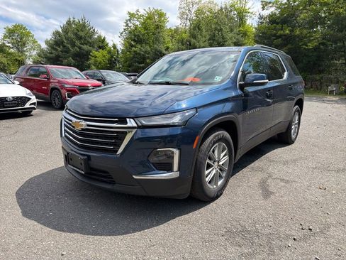Used 2023 Chevrolet Traverse LT FWD image 2