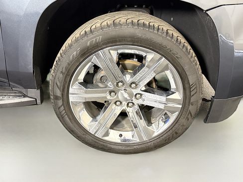 Used 2020 Chevrolet Suburban LT w/ Luxury Package RWD image 31