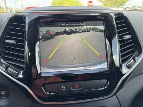 Used 2020 Jeep Cherokee Limited image 23