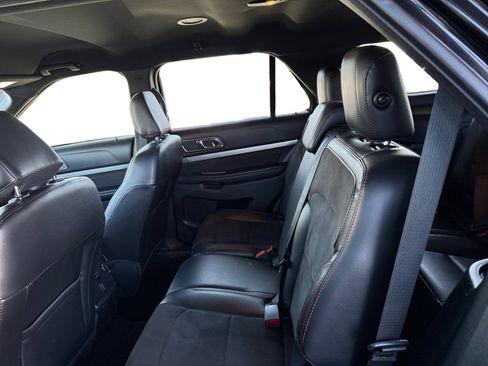 Used 2018 Ford Explorer XLT FWD image 11