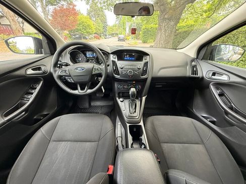 Used 2018 Ford Focus SE w/ Cold Weather Package FWD image 13
