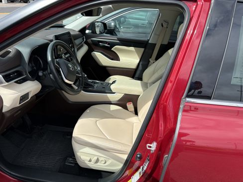 Used 2022 Toyota Highlander XLE image 3
