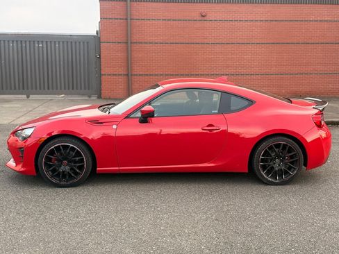 Used 2017 Toyota 86 RWD image 8
