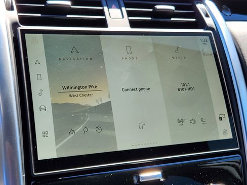 Used 2025 Land Rover Discovery S image 21