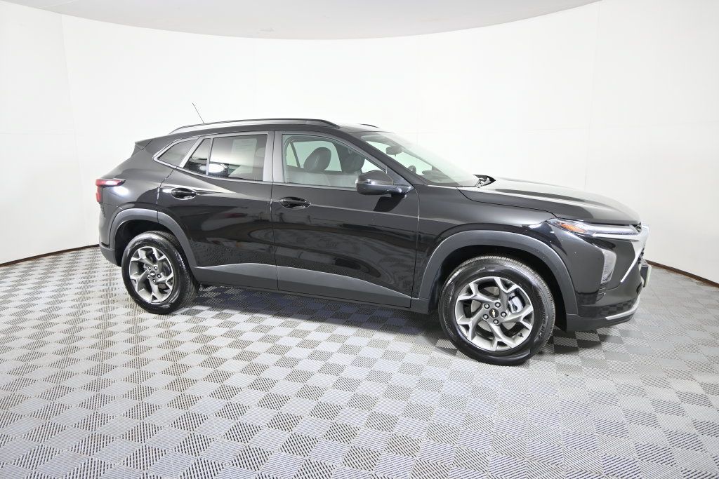Used 2025 Chevrolet Trax LT FWD image 8