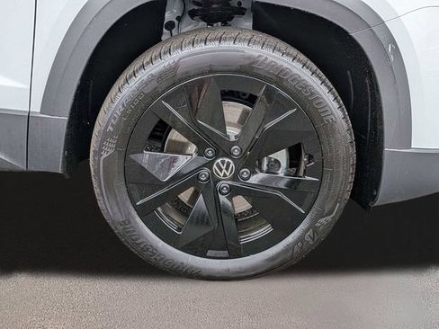 New 2026 Volkswagen Taos SE FWD image 11