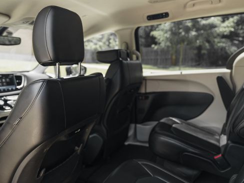 Used 2024 Chrysler Pacifica Touring-L FWD image 24