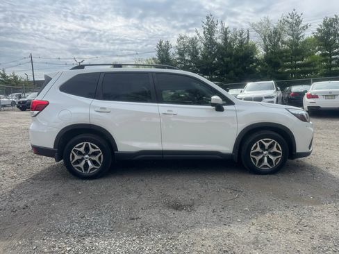 Used 2019 Subaru Forester Premium image 3