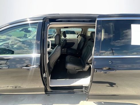 Used 2022 Chrysler Pacifica Touring-L FWD image 27